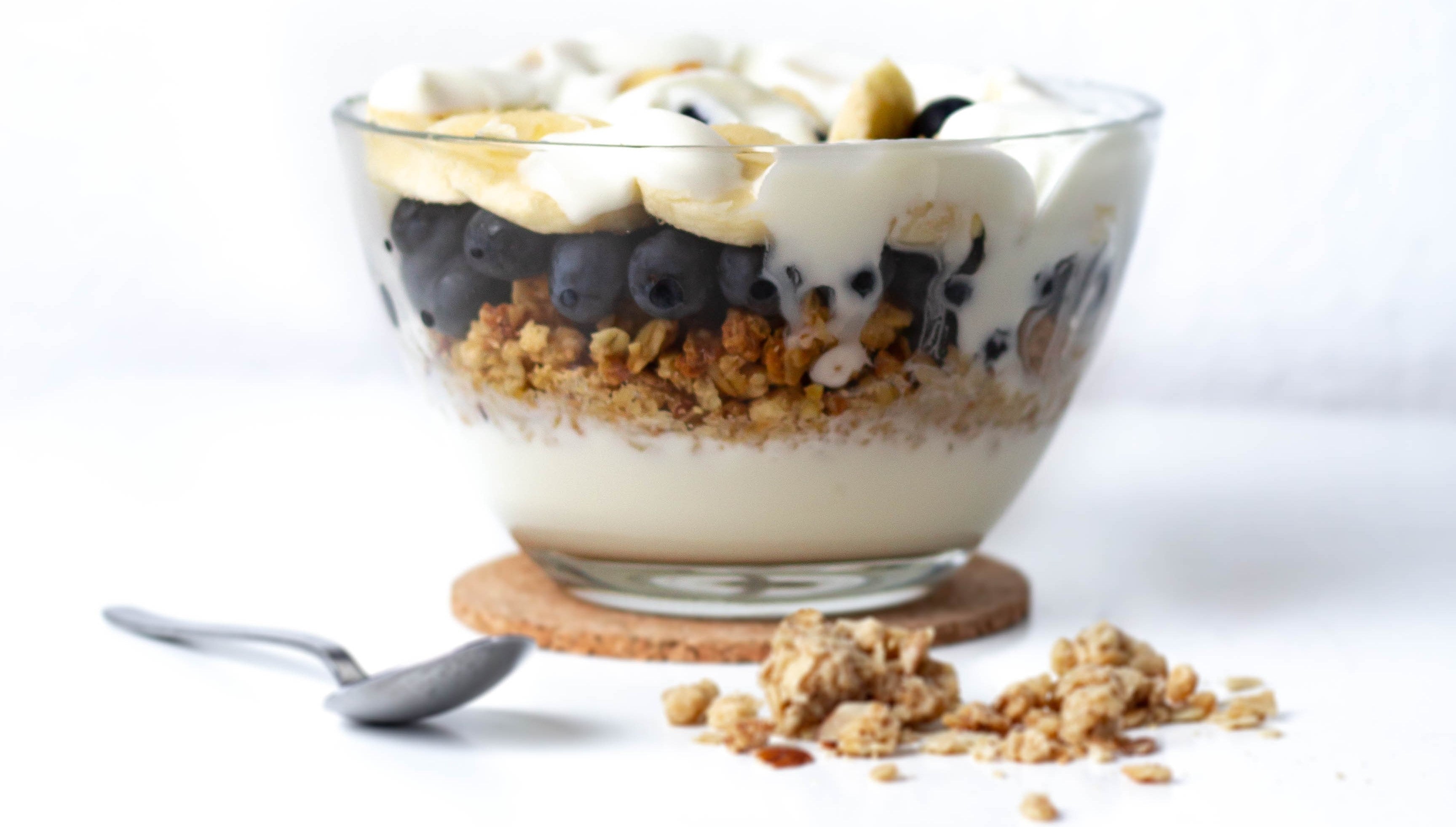 Yogurt topped with granola